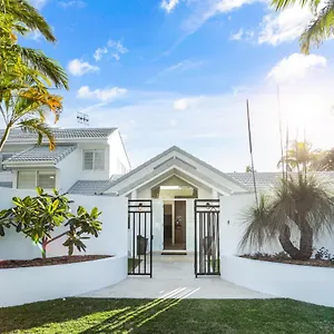 Holiday home Island Living In The Heart Of, Noosa Heads
